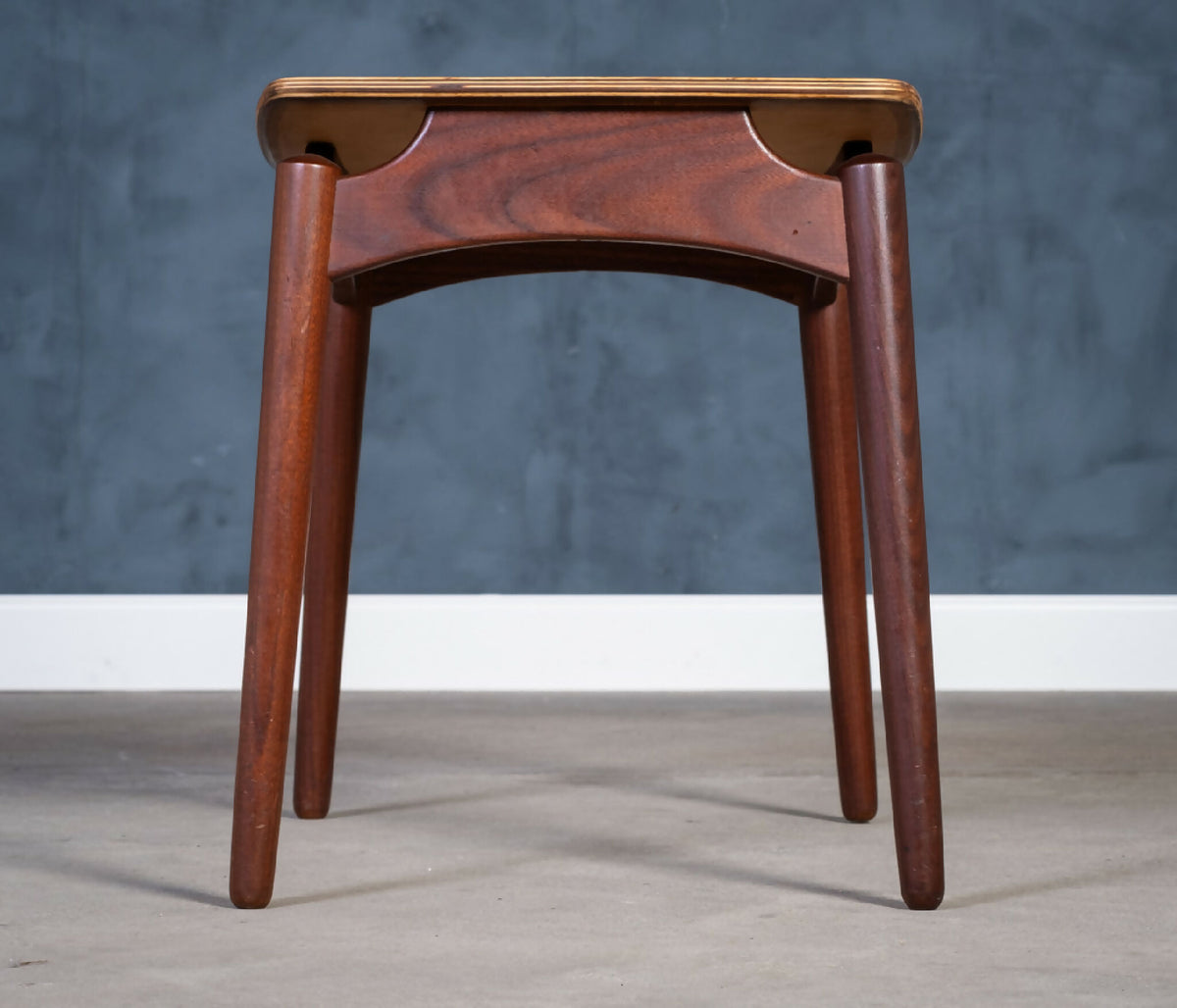 Sigfred Omann – Skammel i teak, produceret af Ølholm Møbelfabrik, dansk design