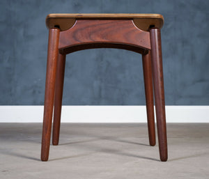 Sigfred Omann – Skammel i teak, produceret af Ølholm Møbelfabrik, dansk design