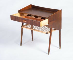 Sidebord i palisander med skuffe og flet­hylde, dansk design