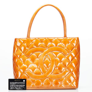 Chanel – Orange patent medallion tote taske