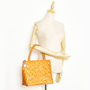 Chanel – Orange patent medallion tote taske