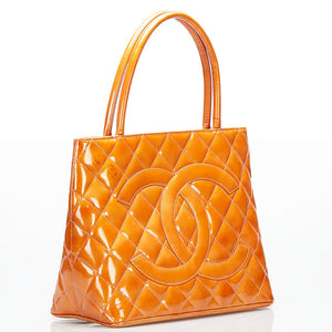 Chanel – Orange patent medallion tote taske