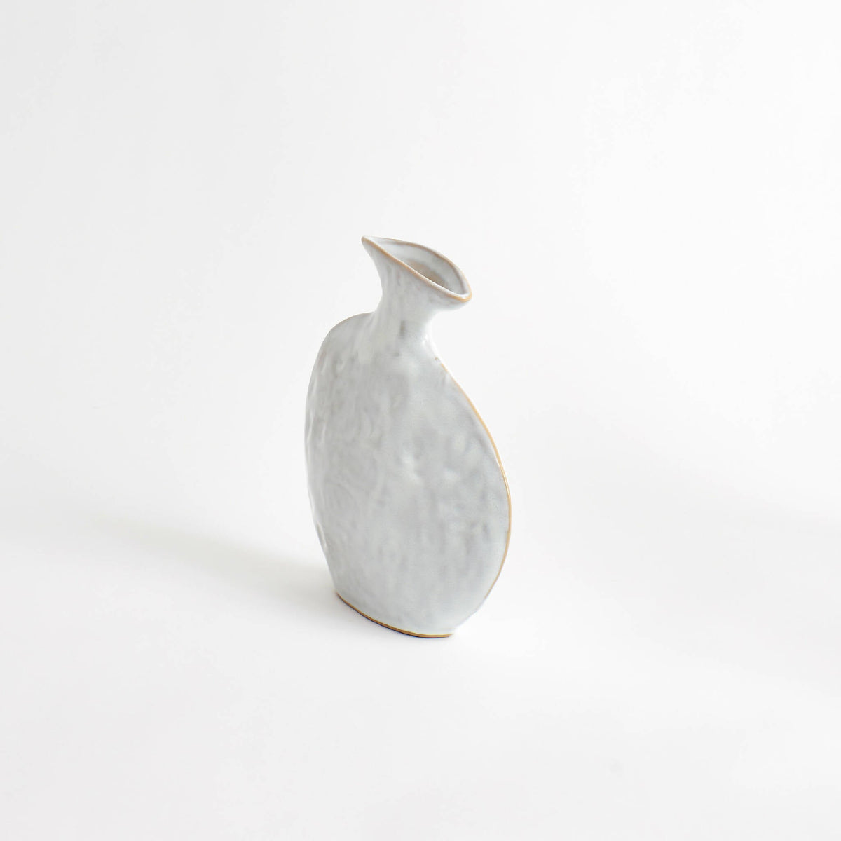 Project 213A – Flad vase i blank hvid