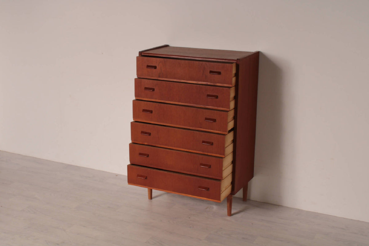 Poul Volther teak kommode med åbne skuffer, der viser rummelig opbevaring. Elegant vintage møbel i teaktræ med tidløst design.