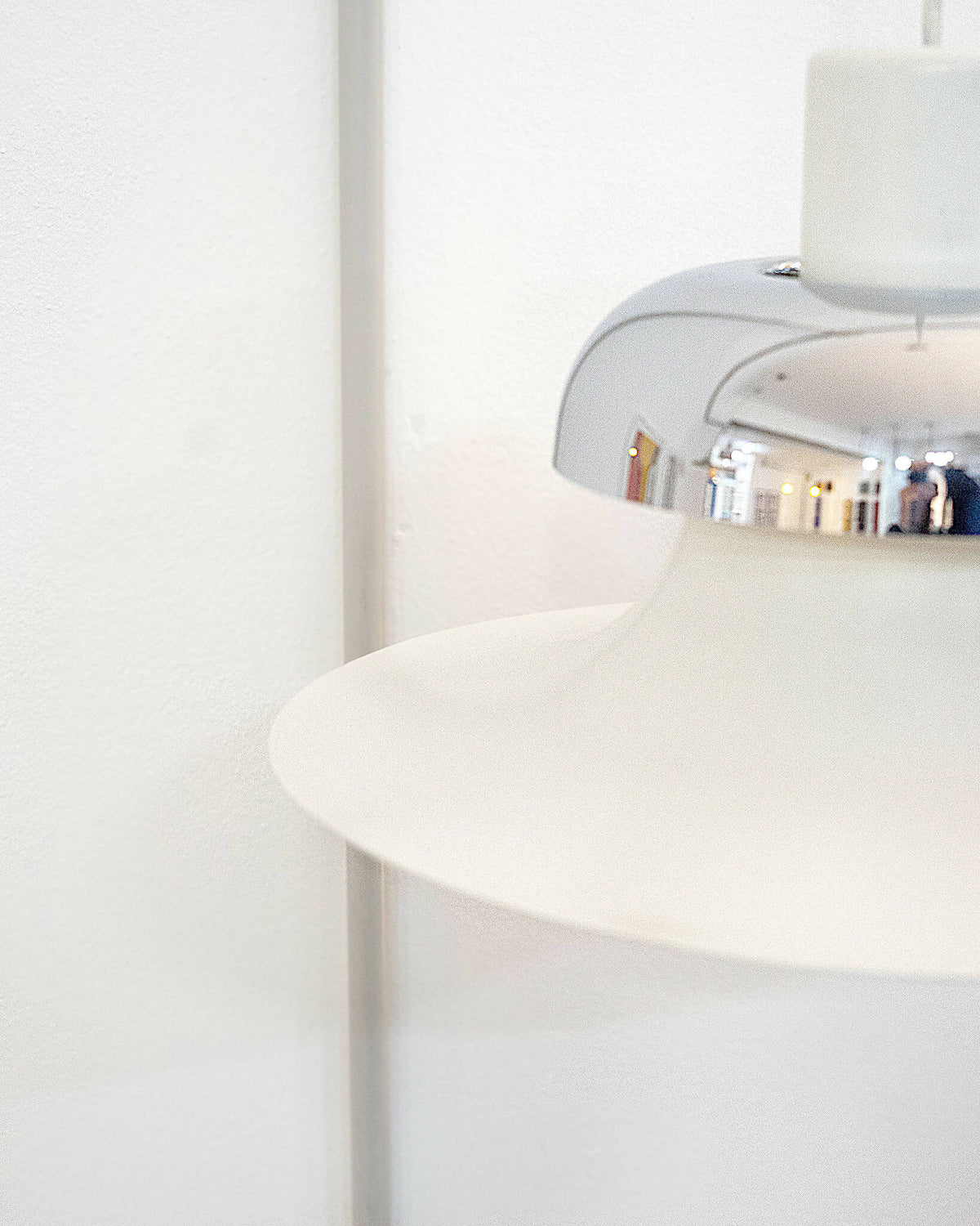 Zoom på Mandalay pendellampens skærm og vægmontering, ideel til designbevidste hjem. Shop Mandalay pendellampe fra Louis Poulsen I SPLISH.