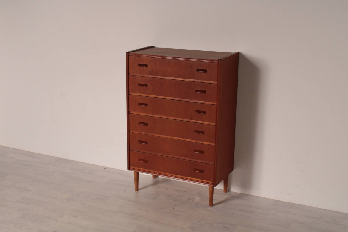 Poul Volther teak kommode i klassisk dansk design. Smukt håndværk med seks skuffer, ideel til både moderne og retro indretning.