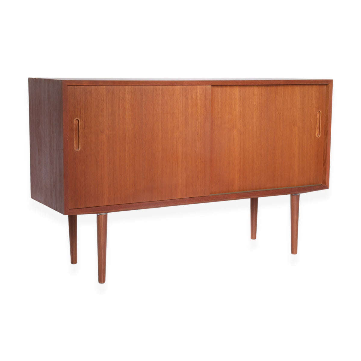 Poul Hundevad skænk i teak med skydelåger og slanke ben. Elegant vintage møbel fra Hundevad Møbelfabrik, perfekt til stilfuld opbevaring.