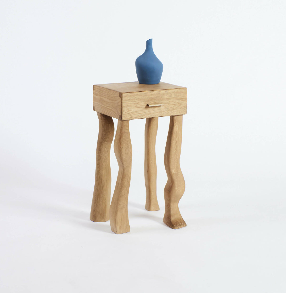 Fodsidebord med skuffe i egetræ