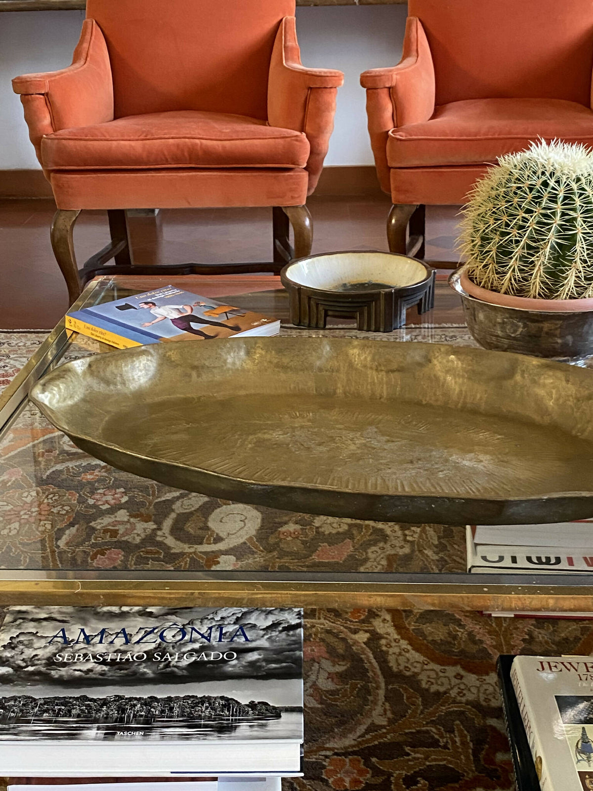 Monumentalt centerpiece/bakke i messing, Italien 1970&#39;erne