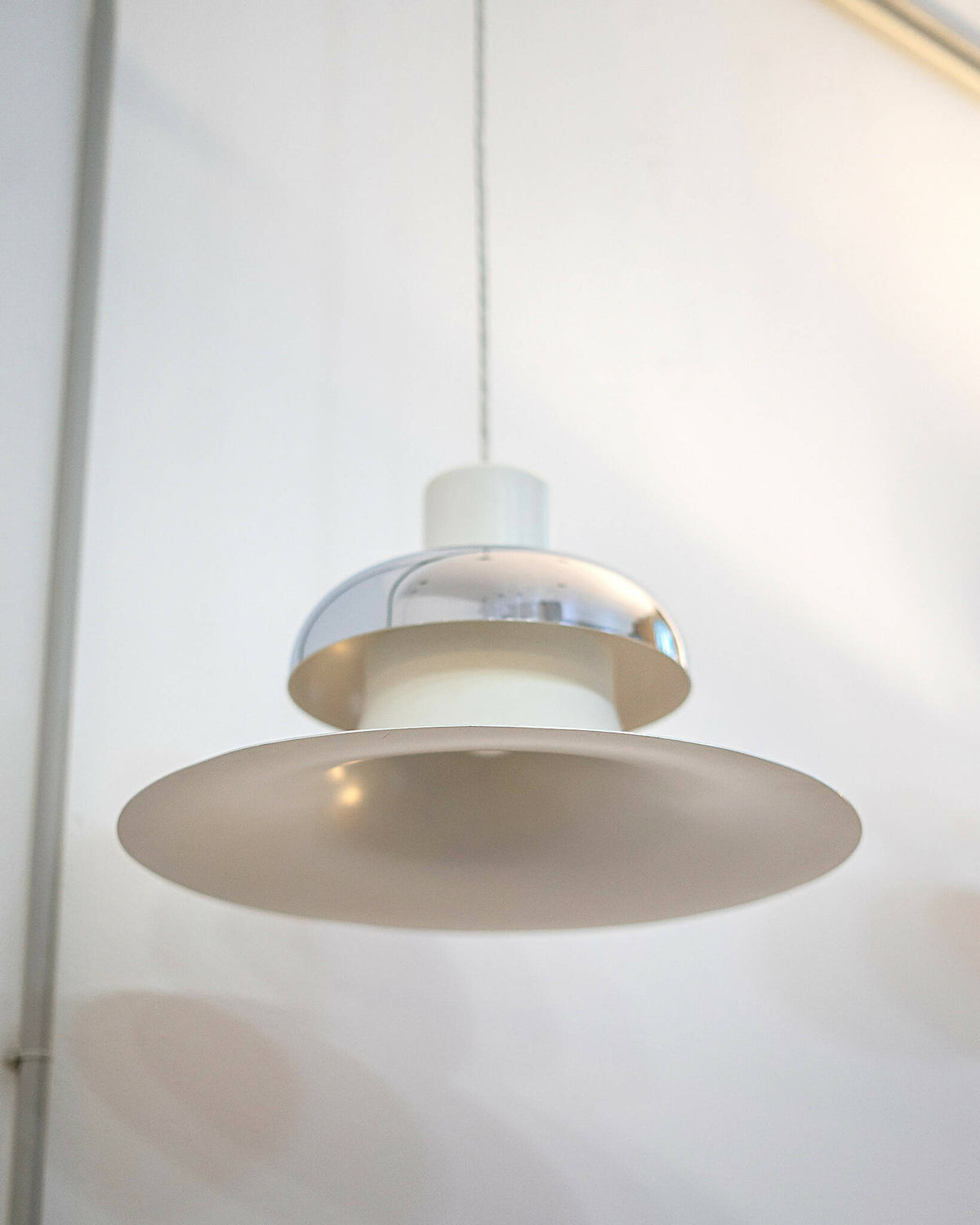 Elegant Mandalay pendellampe i Mid Century-design med bred skærm og metallisk top. Shop Mandalay pendellampe fra Louis Poulsen I SPLISH.