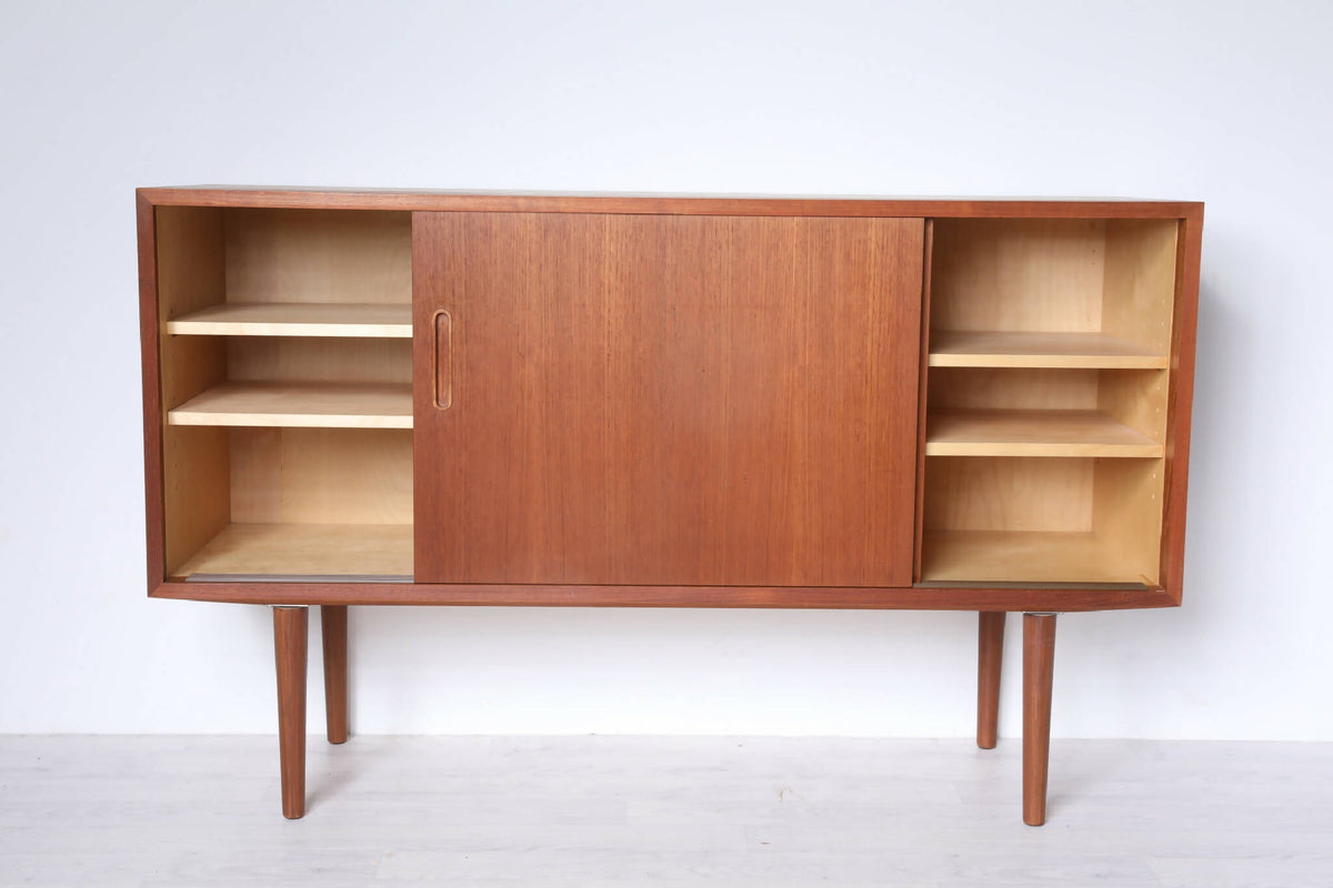 Åben Poul Hundevad skænk i teak med rummelige hylder. Skænken kombinerer funktionalitet og æstetik i et tidløst dansk design.