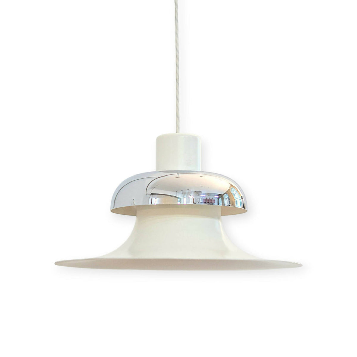 Mandalay pendellampe i Mid Century-stil fra Louis Poulsen med hvid og metallisk finish. Shop Mandalay pendellampe fra Louis Poulsen I SPLISH.