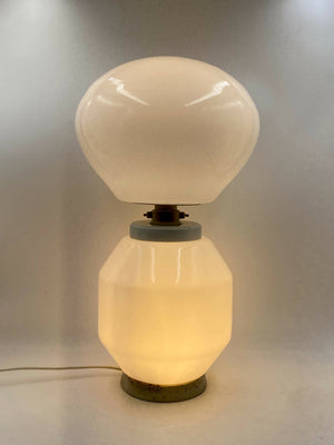 Moderne bordlampe i hvidt glas fra Italien