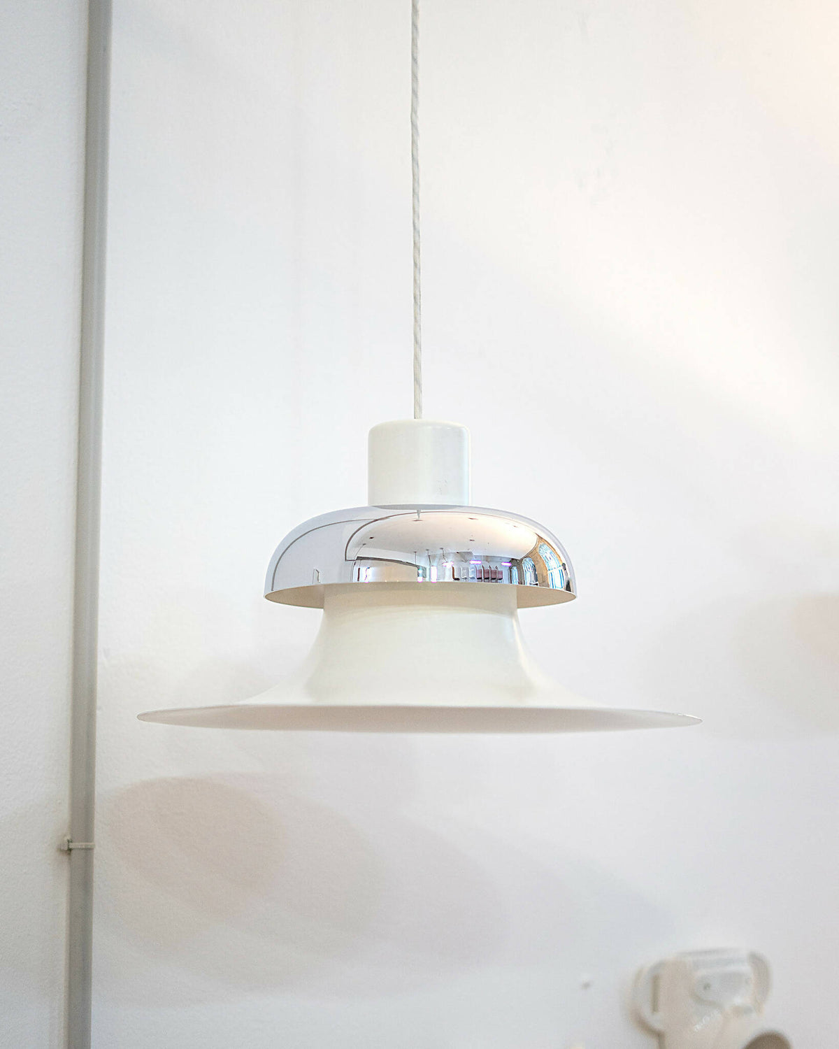 Vintage Mandalay loftslampe designet af Andreas Hansen for Louis Poulsen, produceret 1973-1984. Perfekt til retroindretning og designelskere.