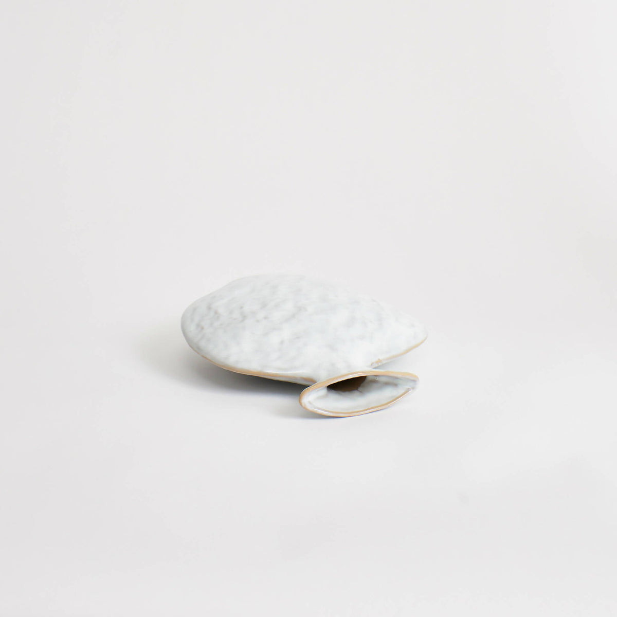 Project 213A – Flad vase i blank hvid