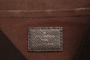 Louis Vuitton – Brun taiga andrei messenger taske