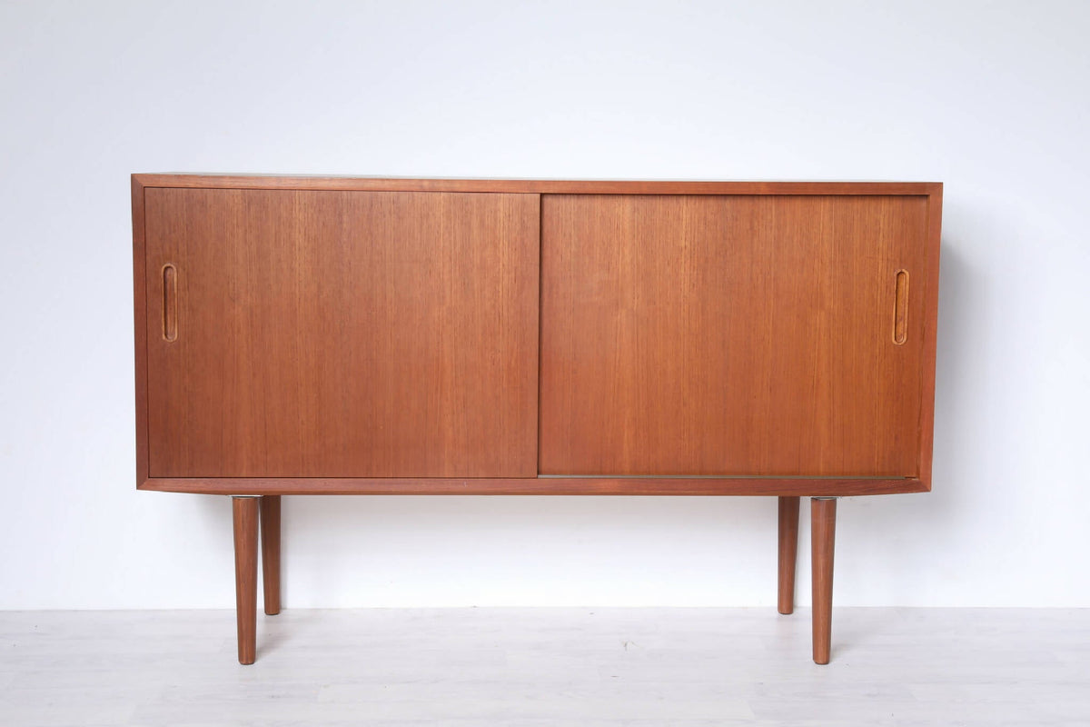 Teak skænk designet af Poul Hundevad med skydelåger og justerbare hylder. Et tidløst møbel fra Hundevad Møbelfabrik i smukt håndværk.