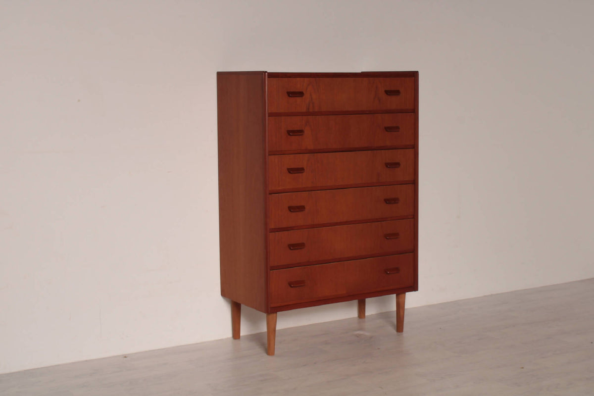 Elegant Poul Volther teak kommode med seks rummelige skuffer. Klassisk dansk design i varm teakfarve, ideel til enhver indretning.