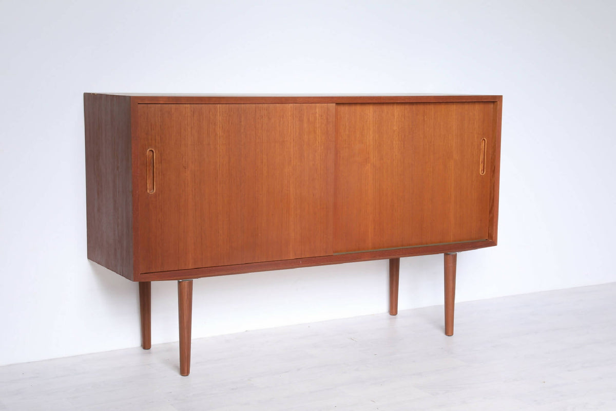 Vintage Poul Hundevad skænk i teak med minimalistisk design. Skænken har skydelåger og rummelig opbevaring, ideel til klassisk indretning.