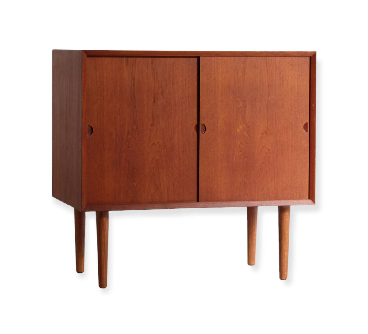 Vintage Poul Cadovius skænk i teaktræ med to skydelåger og slanke ben. Shop Poul Cadovius Skænk i Danske Møbler på SPLISH.