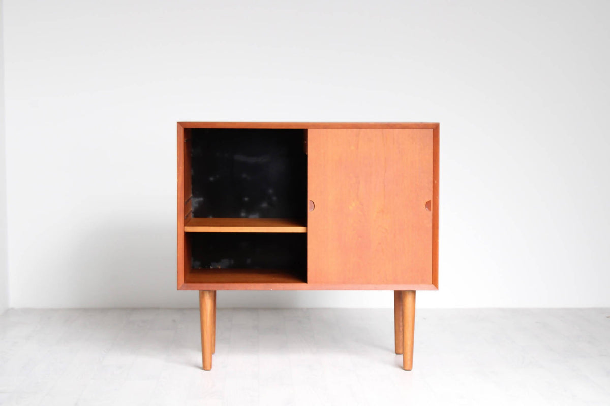 Indvendigt kig på Poul Cadovius skænk med justerbar hylde i teaktræ. Vintage møbel til opbevaring, tilgængelig hos SPLISH.