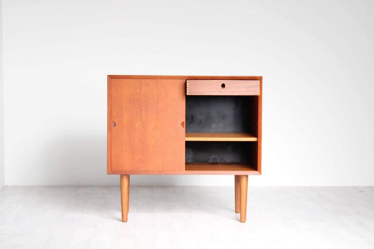 Åben Poul Cadovius skænk med flytbar hylde og skuffe, perfekt til stilfuld opbevaring. Shop skænken i Danske Møbler på SPLISH.