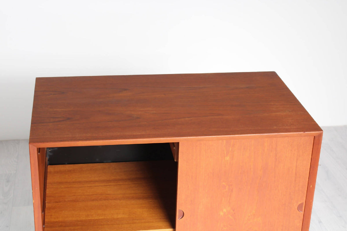 Topflade og detaljer af Poul Cadovius skænk i teak, viser træets varme farve og finish. Shop skænken i Danske Møbler på SPLISH.