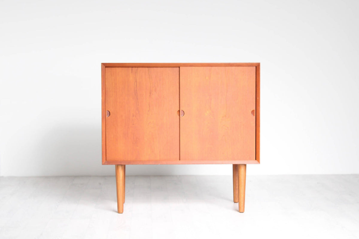 Minimalistisk Poul Cadovius skænk model Royale i brun teak, ideel til opbevaring i moderne hjem. Find den hos SPLISH.