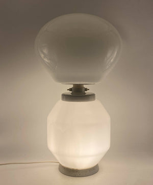 Moderne bordlampe i hvidt glas fra Italien