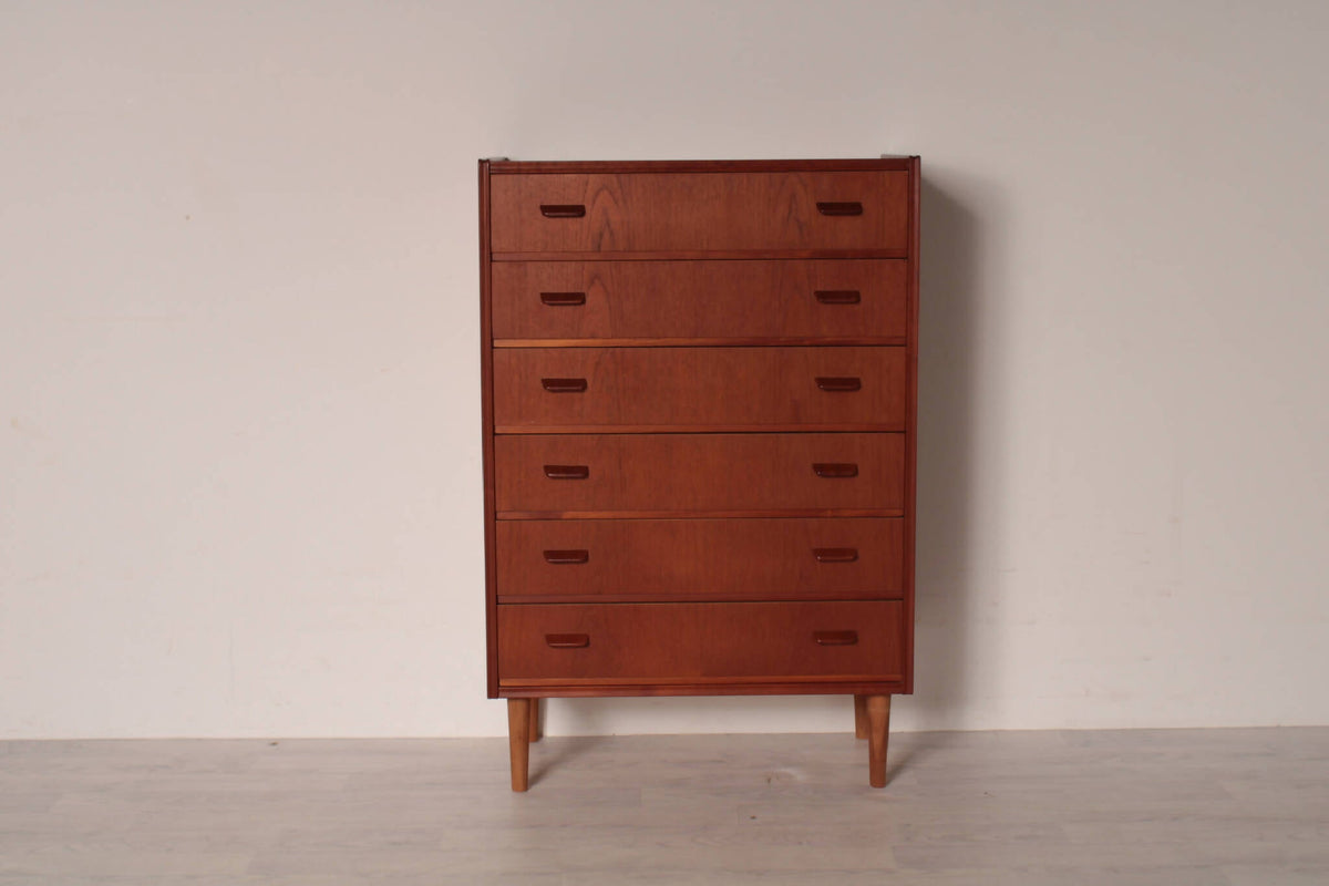 Vintage Poul Volther teak kommode med minimalistisk design. Høj kommode med seks skuffer, perfekt til praktisk og stilfuld opbevaring.