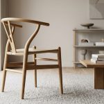 Opdag historien bag Hans J. Wegners ikoniske Y-stol og dens indflydelse på moderne møbeldesign